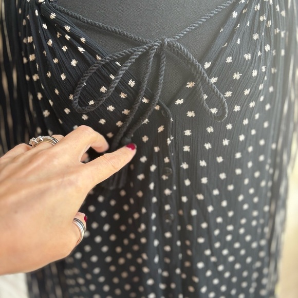 Billabong Cream and White Patterned Long Sleeve V-Neck Button Front Blouse - Picture 7 of 17